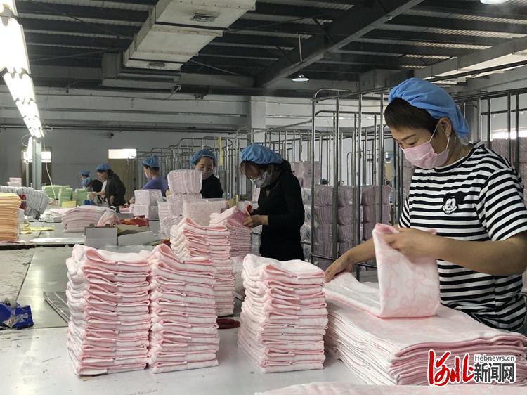 奋力夺取双胜利·记者走基层  一条毛巾“转”出增长新动力——河北柏立信家纺股份有限公司逆境突围故事
