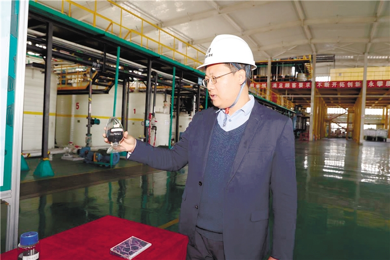 把石墨烯的制作成本降低百倍——记自治区五一劳动奖章获得者安军伟