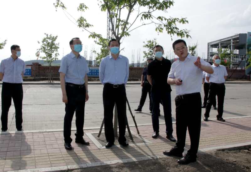 李海涛在调研我市石墨产业项目建设时强调:专心致志做强深加工项目 推动石墨产业中高端发展 张常荣 于洪涛等陪同调研