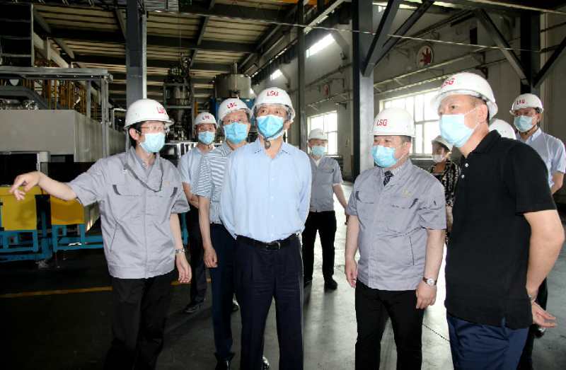 李海涛在调研我市石墨产业项目建设时强调:专心致志做强深加工项目 推动石墨产业中高端发展 张常荣 于洪涛等陪同调研