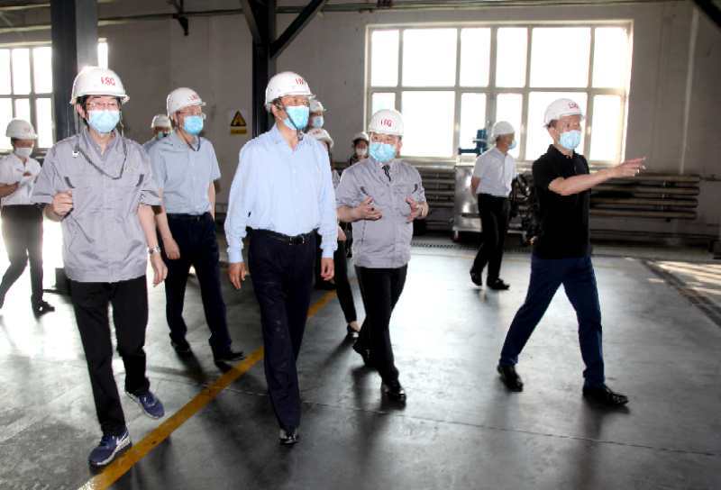 李海涛在调研我市石墨产业项目建设时强调:专心致志做强深加工项目 推动石墨产业中高端发展 张常荣 于洪涛等陪同调研