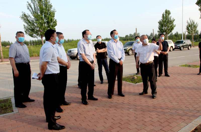 李海涛在调研我市石墨产业项目建设时强调:专心致志做强深加工项目 推动石墨产业中高端发展 张常荣 于洪涛等陪同调研