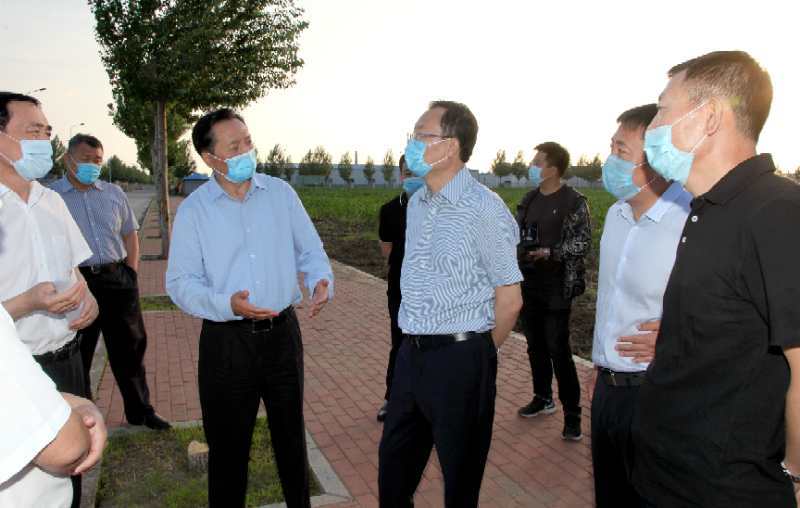 李海涛在调研我市石墨产业项目建设时强调:专心致志做强深加工项目 推动石墨产业中高端发展 张常荣 于洪涛等陪同调研