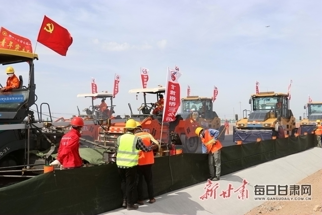 路桥三公司七瓜一标顺利完成石墨烯复合橡胶改性沥青上面层试验段铺筑