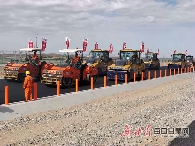 路桥三公司七瓜一标顺利完成石墨烯复合橡胶改性沥青上面层试验段铺筑