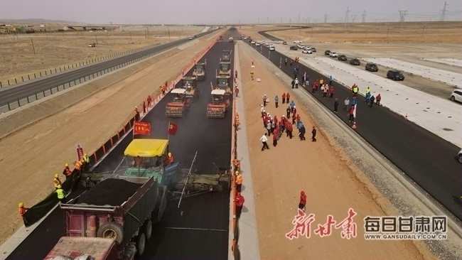 路桥三公司七瓜一标顺利完成石墨烯复合橡胶改性沥青上面层试验段铺筑