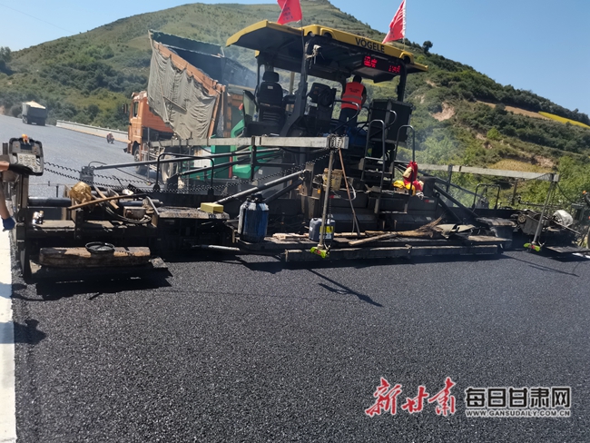 甘肃省公航旅集团完成全省首条微纳橡胶高速公路试验段铺筑