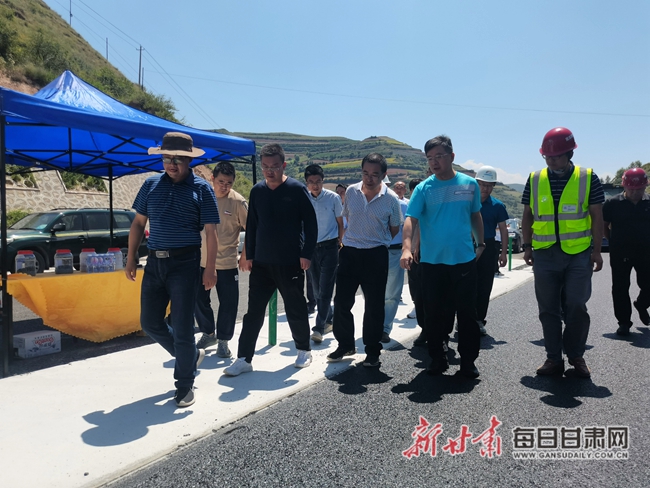 甘肃省公航旅集团完成全省首条微纳橡胶高速公路试验段铺筑