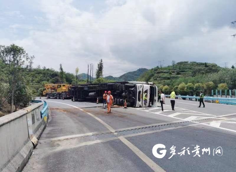 装载30吨石墨烯货车高速侧翻 执法人员紧急救援挽回百万损失