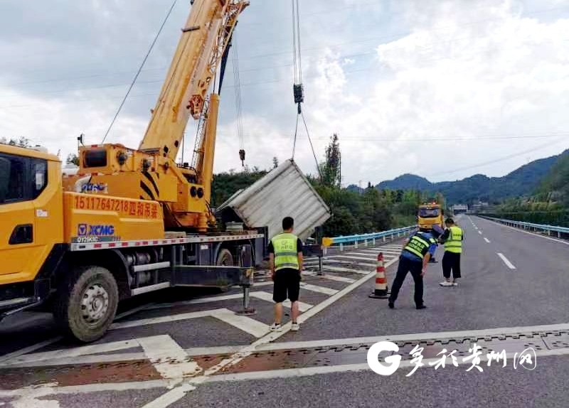 装载30吨石墨烯货车高速侧翻 执法人员紧急救援挽回百万损失