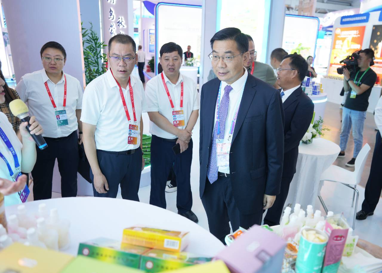 杨承新到第7届南博会昭通展区巡馆