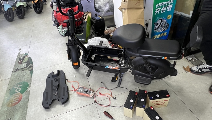 两千多元电瓶车电池突然报废，商家还拒绝保修，谁来提醒这个“坑”？