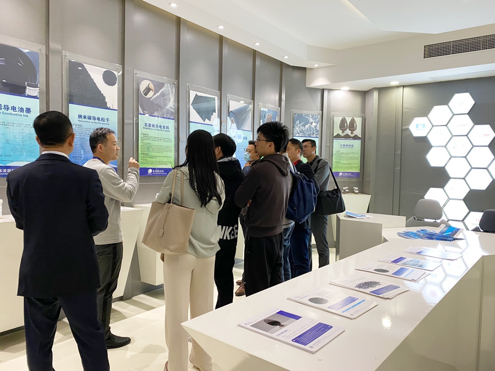 智己汽车科技内外饰部吴迪总监一行来多凌参观考察