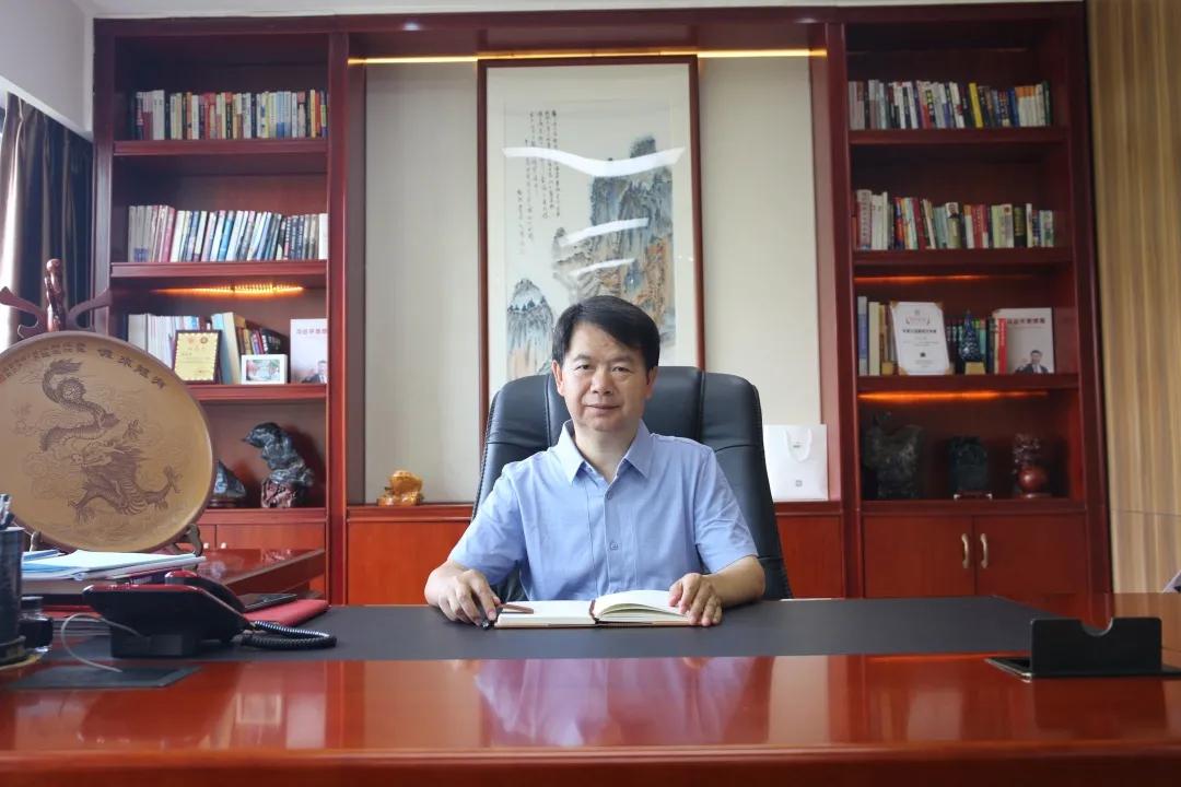 屈志勇：不忘初心勤耕耘，引领石墨烯行业新篇章