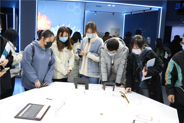 重庆师范大学化学学院来我司参加 第三期“走进石墨烯”科普活动