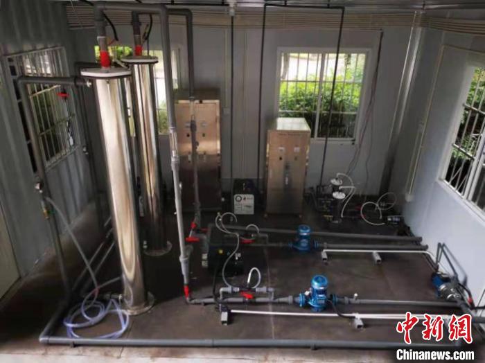 图为电催化石墨烯膜水处理中试设备。　信合启越供图