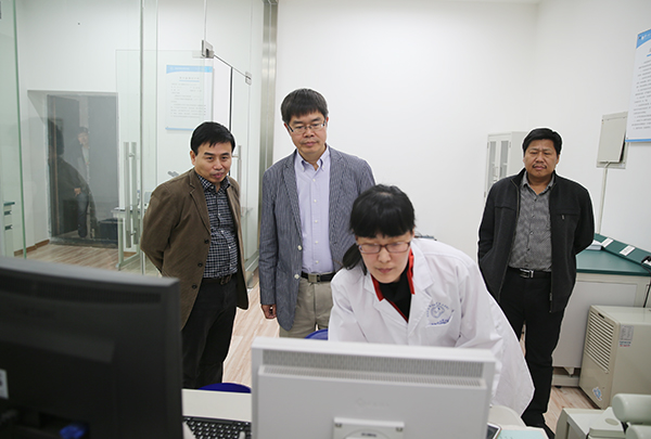 中科院金属所成会明院士来郑州轻工业学院进行学术交流