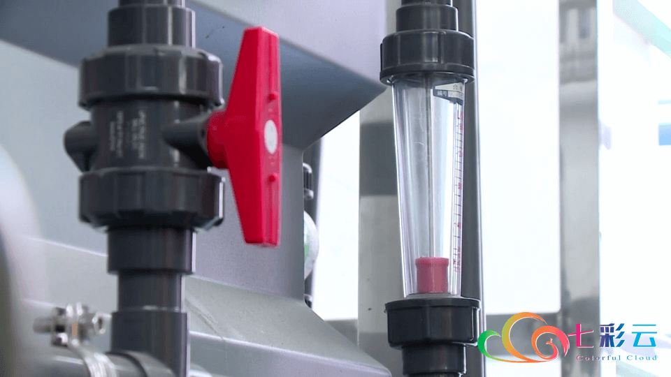 洱海第一台“石墨烯 微絮凝 藻水分离技术”藻水分离装置下水运行