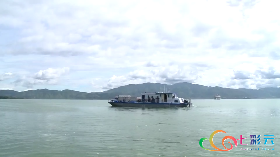 洱海第一台“石墨烯 微絮凝 藻水分离技术”藻水分离装置下水运行