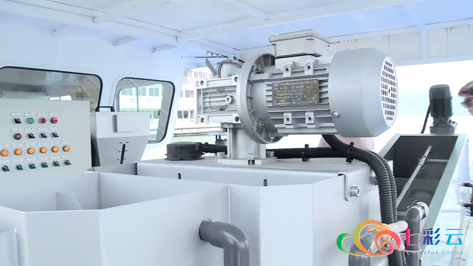 洱海第一台“石墨烯 微絮凝 藻水分离技术”藻水分离装置下水运行