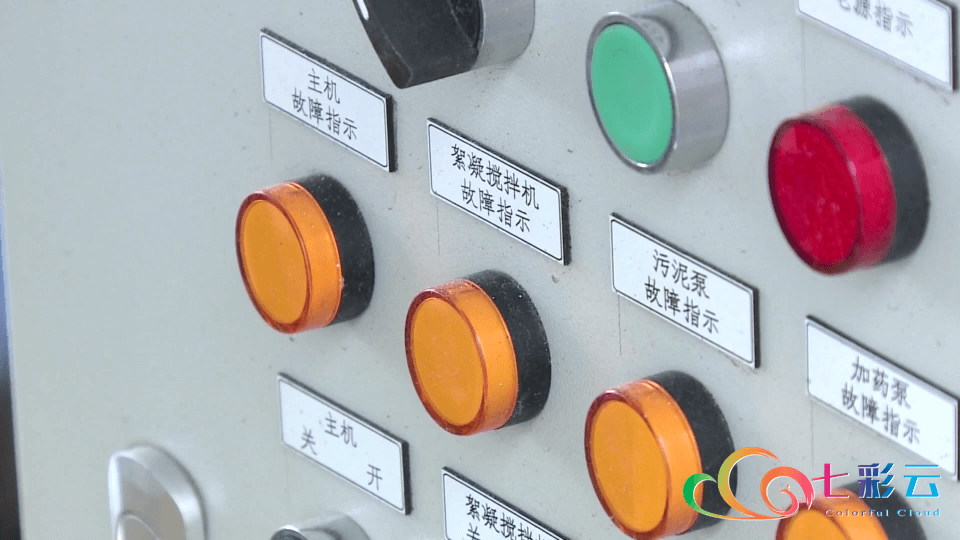 洱海第一台“石墨烯 微絮凝 藻水分离技术”藻水分离装置下水运行