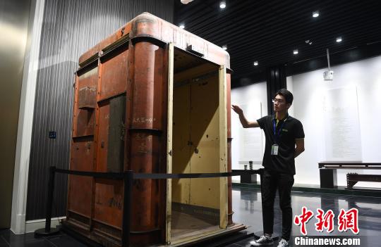 工作人员介绍电梯产业 王刚 摄