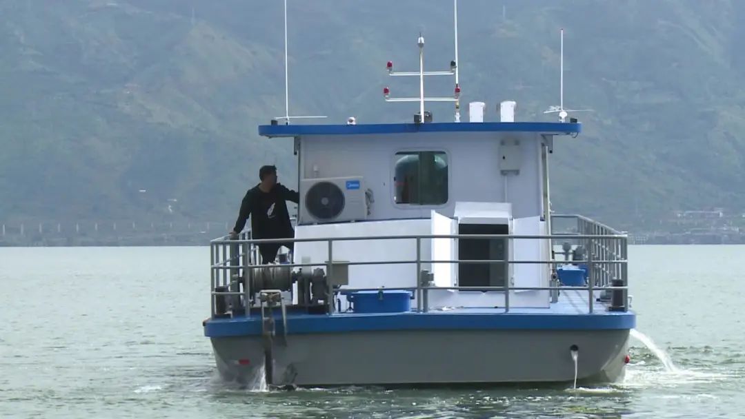 洱海第一台“石墨烯微絮凝藻水分离技术”藻水分离装置