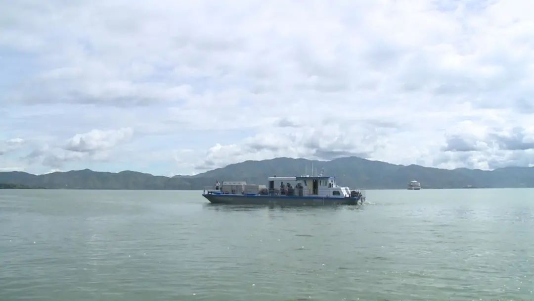 洱海第一台“石墨烯微絮凝藻水分离技术”藻水分离装置