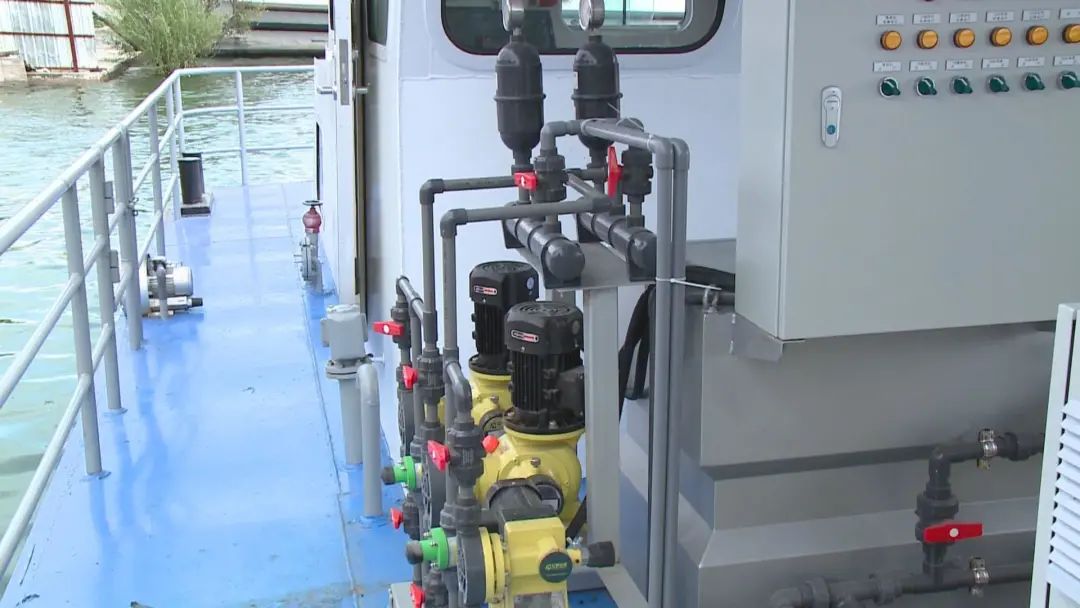 洱海第一台“石墨烯微絮凝藻水分离技术”藻水分离装置