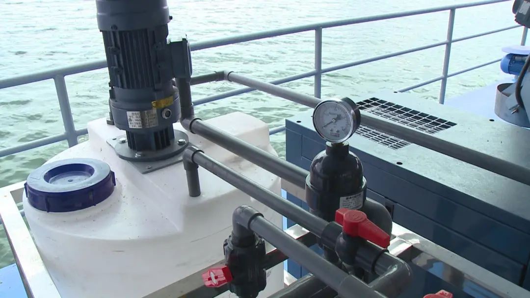 洱海第一台“石墨烯微絮凝藻水分离技术”藻水分离装置