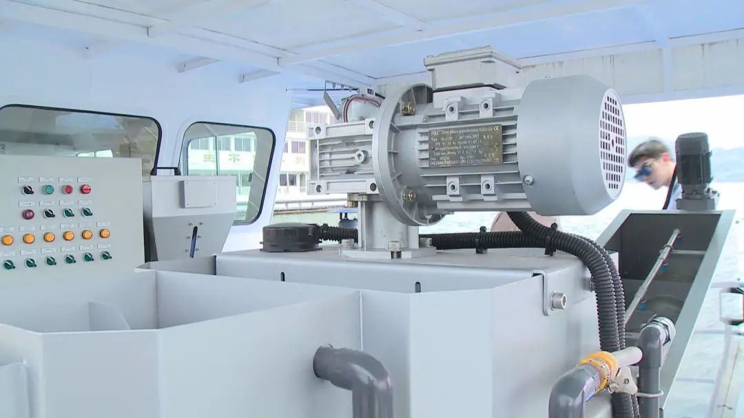 洱海第一台“石墨烯微絮凝藻水分离技术”藻水分离装置