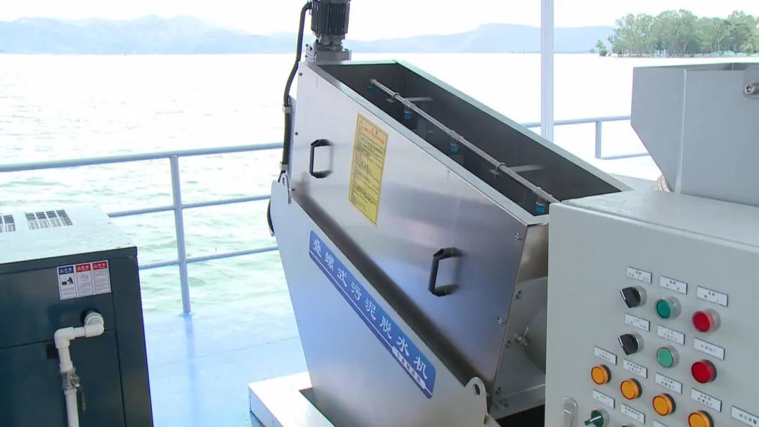 洱海第一台“石墨烯微絮凝藻水分离技术”藻水分离装置