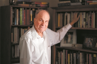 2023年诺贝尔化学奖得主路易斯·布鲁斯：  “跟聪明人合作，会帮你克服困难”