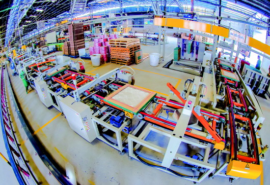 传统制造业是包袱？“南国陶都”不答应    　　“中国建陶第一镇”佛山南庄“双循环”之路调查