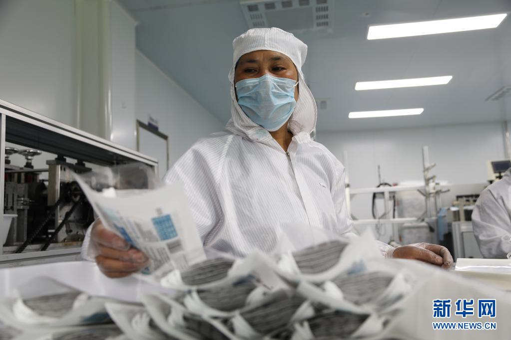 甘肃临夏：医用口罩生产忙