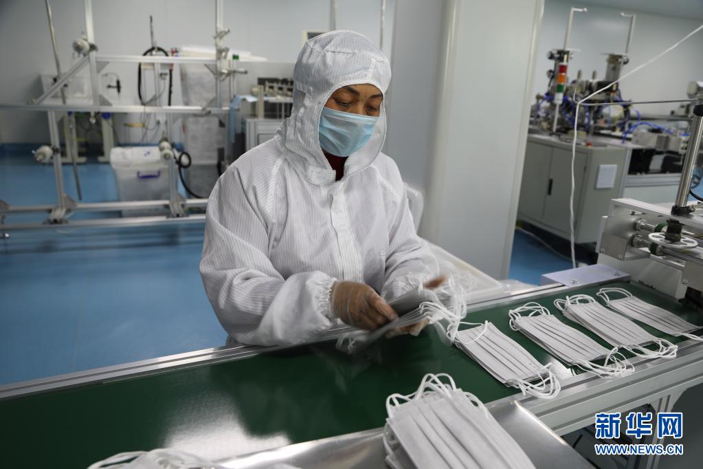 甘肃临夏：医用口罩生产忙