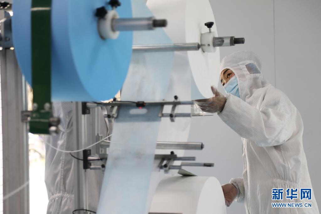 甘肃临夏：医用口罩生产忙