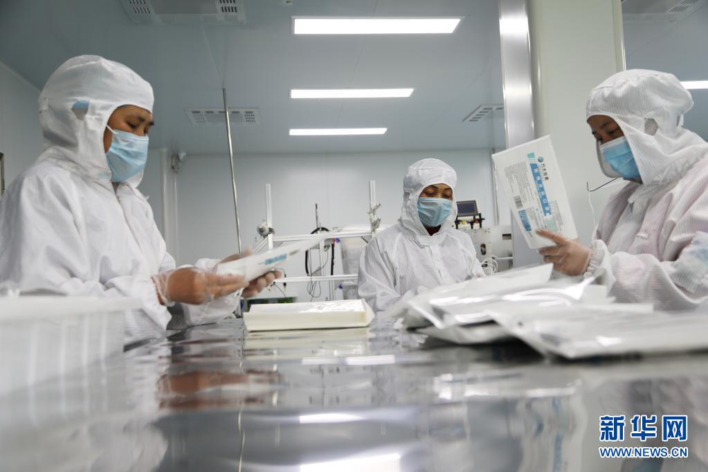甘肃临夏：医用口罩生产忙