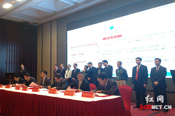 浏阳市委、市政府在长沙举行“湖湘宝地·美丽浏阳”´2015重点项目推介会，共有24个项目成功签约。