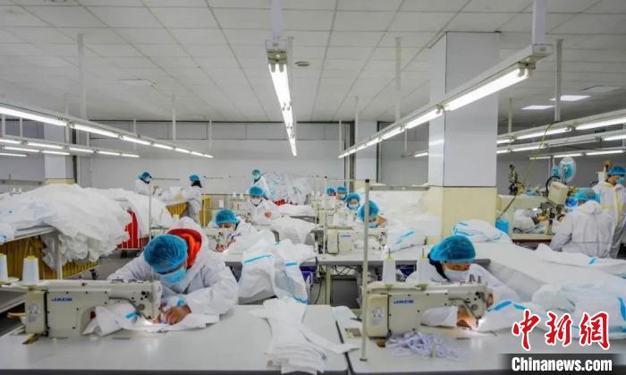 杭州好德利智能科技有限公司生产石墨烯防护服。　受访者 供图 摄