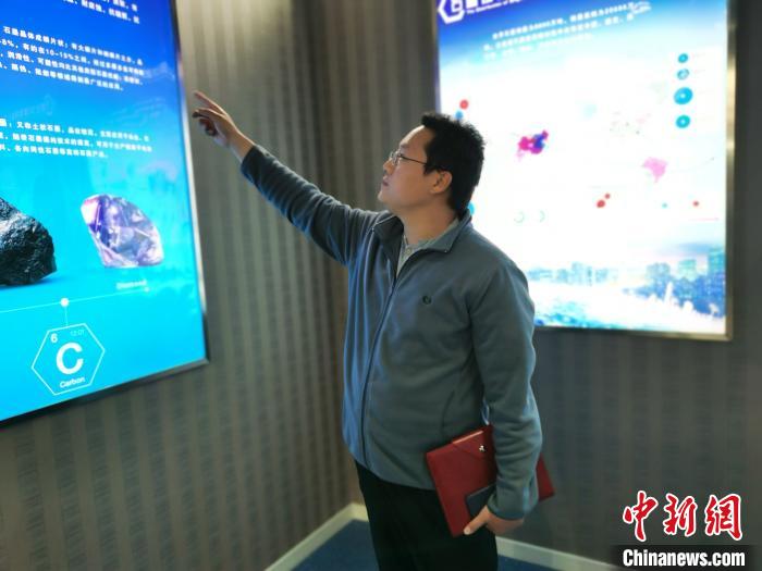 图为安军伟在介绍兴和县石墨烯工作。　李爱平 摄