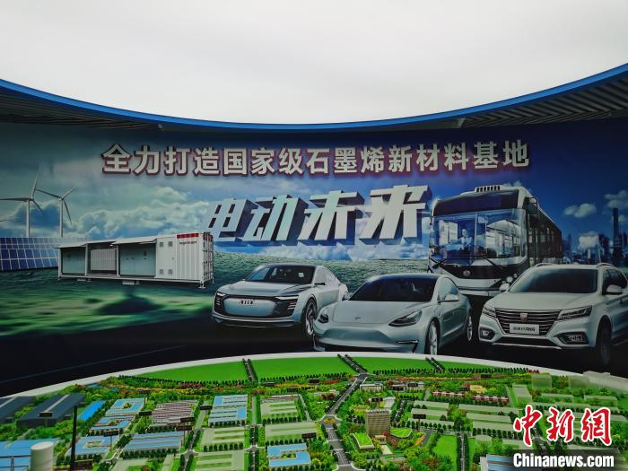 安军伟的目标是将兴和县打造成国家级石墨烯新材料基地。　李爱平 摄