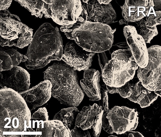 通过扫描电子显微镜看到的闪光回收阳极颗粒。颗粒从锂离子电池中回收，并通过莱斯大学的闪焦耳加热过程进行处理。（图片来源：旅游团/莱斯大学）