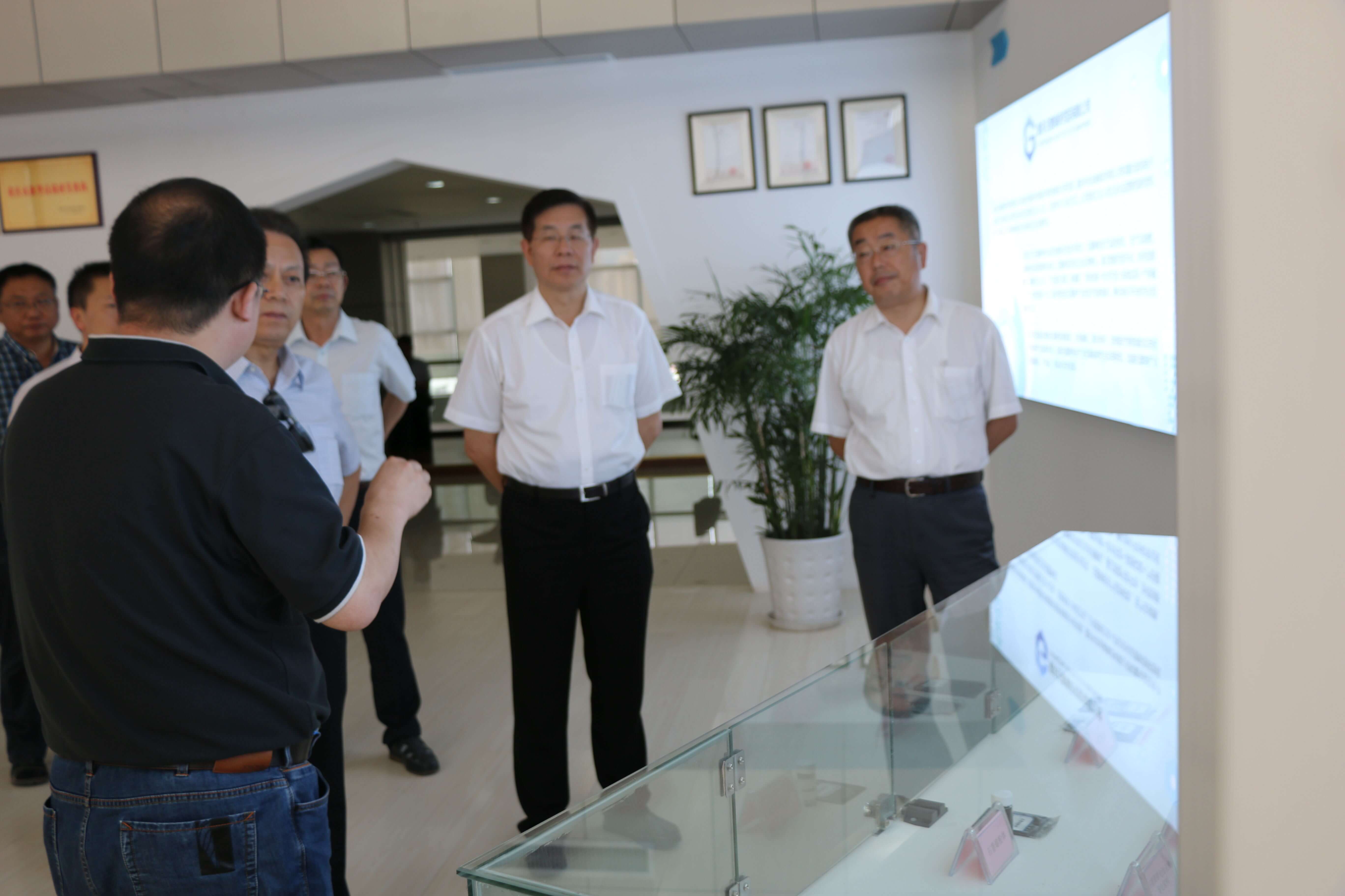 中科院秘书长邓麦村调研重庆石墨烯研究院