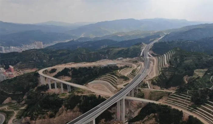 以路为弦 巨龙飞舞吕梁山