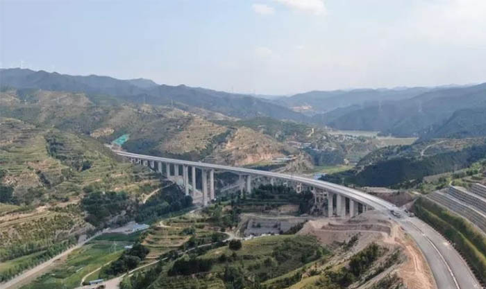 以路为弦 巨龙飞舞吕梁山