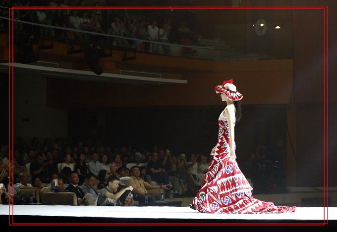 石墨烯也能做华服？这个高校的毕业晚会艳惊四座