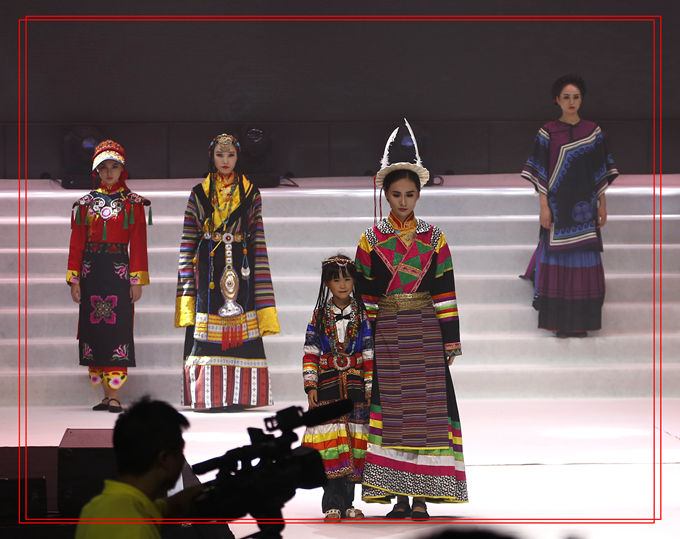 石墨烯也能做华服？这个高校的毕业晚会艳惊四座