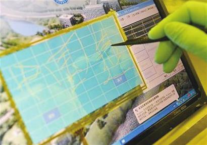 一名研究人员对单层石墨烯制成的触摸屏进行书写测试。