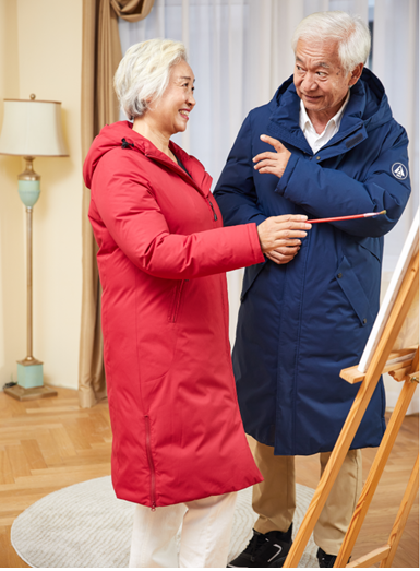 天气越来越冷，该给家里老人买什么品牌的羽绒服？